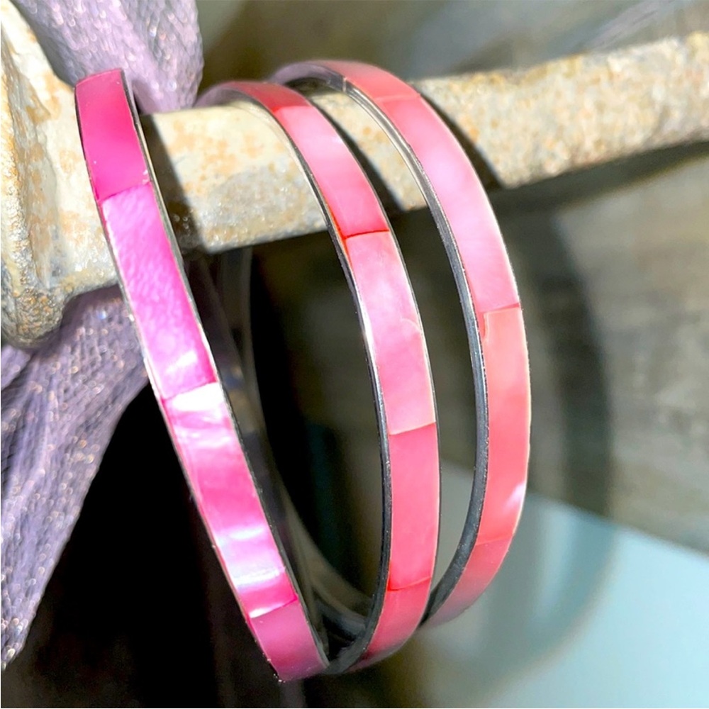 Set of 12 Mother of Pearl bracelets bangels silver accent blue aqua pink white - Picture 6 of 12